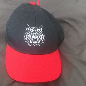 Arizona Wildcats 1 Sz $28+ free hat.